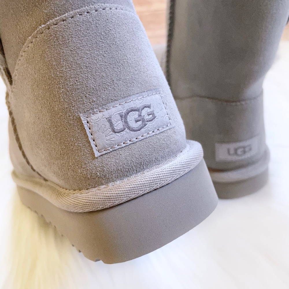 UGG Bailey UGG Metal Graphic Seal Grey Suede Boots - Picture 7 of 9